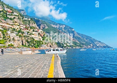 Sportboote sind sehr beliebt auf Amalfi-Küste, es ist beste Wahl genießen Ausblicke, Natur, mediterrane Architektur, Positano Stockfoto