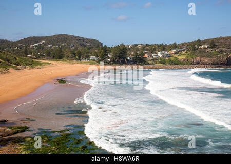 Blick nach Norden entlang Avalon Beach, einem der berühmten Nordstrände von Sydney, New South Wales, Australien Stockfoto