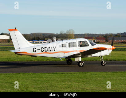 Piper PA28-161 Cherokee Krieger II Wellesbourne Airfield, Warwickshire, UK (G-CDMY) Stockfoto