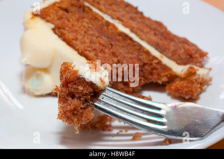 Kleines Stück Karottenkuchen und einer Gabel auf einem Teller Stockfoto