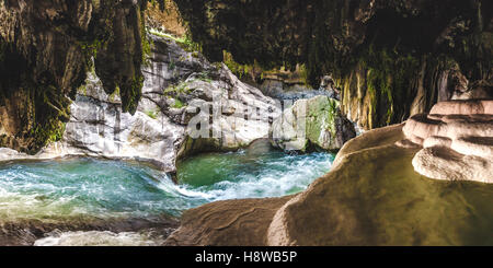 schöne Berg Wasserfall Stockfoto