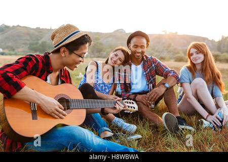 Glücklich entspannt Jugendliche trinken Bier und Gitarre im freien Stockfoto