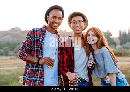 Multiethnische Gruppe glücklich junger Freunde stehen zusammen im freien Stockfoto