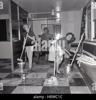 1965, historische, Bild zeigt drei weibliche Reinigungskraft oder Reiniger mit Eimern, Mops und Hoover Schleifer bei der Arbeit, die Reinigung des Bodens eine öffentliche Bar. Stockfoto