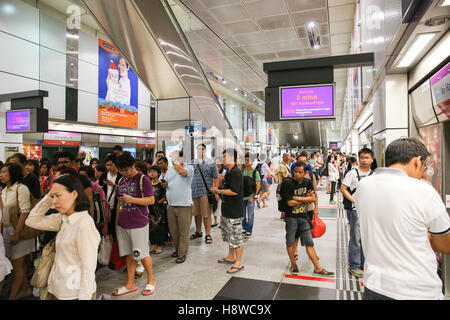 Menschenmenge in Singapur u-Bahn warten auf den Zug. Stockfoto