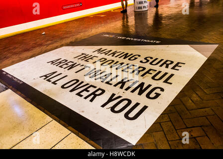 San Francisco, CA, USA, amerikanische Werbeplakat auf Boden, Plattform, innen MUNI Metro U-Bahn Bahnhof, "Making Sure die mächtigen sind nicht zu Fuß" Stockfoto