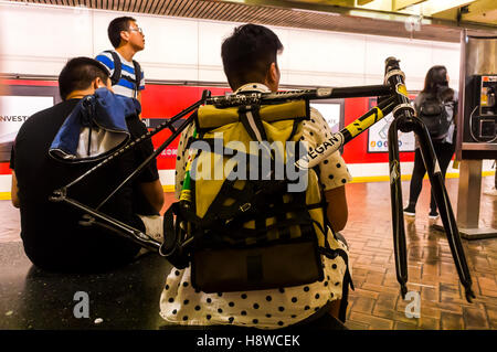 San Francisco, CA, USA, Gruppe von Chinesen, die auf dem Bahnsteig im U-Bahnhof MUNI warten, Innenräume der U-Bahn, Pendelzüge Stockfoto