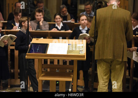 Chorsänger, die bei einer Aufnahme-Session für eine kommerzielle CD-Produktion von Chorleiter durchgeführt. Innen Wells Cathedral. Stockfoto