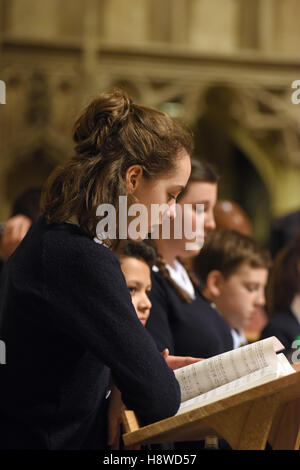 Chorsänger, die bei einer Aufnahme-Session für eine kommerzielle CD-Produktion von Chorleiter durchgeführt. Wells Cathedral Choir. Stockfoto