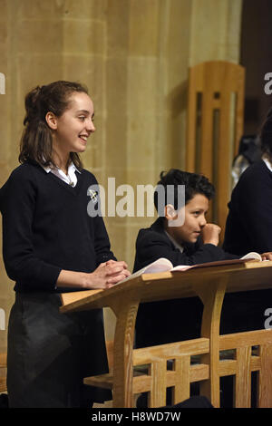 Chorsänger, die bei einer Aufnahme-Session für eine kommerzielle CD-Produktion von Chorleiter durchgeführt. Wells Cathedral Choir. Stockfoto