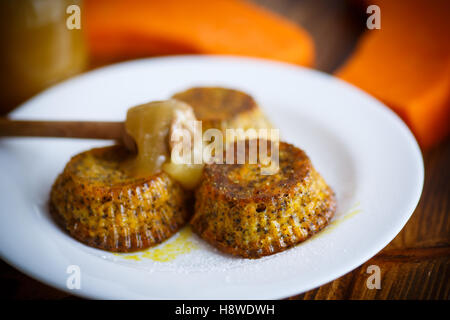 süße Kuchen aus Hüttenkäse mit Kürbis Stockfoto