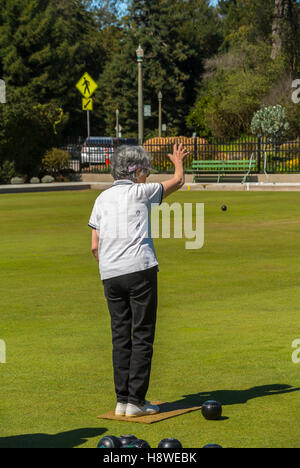 San Francisco, CA, USA, Senior Woman von hinten, Stehen, Rasenbowling spielen, Bocce Ball Game, Golden Gate Park, Grasfeld, 65-80 Jahre Sport Stockfoto