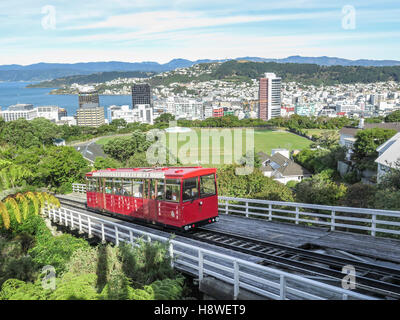 Blick auf Wellington vom Dominion Observatorium mit der Seilbahn, voran die Steigung Stockfoto