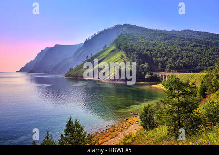 Baikal-Landschaft mit einer alten Eisenbahnbrücke. Circum-Baikal-Bahn. Ost-Sibirien. Russland Stockfoto