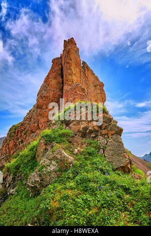 Spitzen steilen roten Felsen auf Wasserscheide Grat. Unten stehend finden Sie eine typische Vegetation der alpinen Wiesen in Südsibirien. Östlichen Sayan. Russ Stockfoto