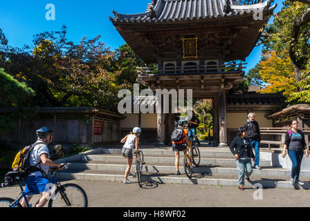 San Francisco, CA, USA, Frauen zu Besuch, Golden Gate Park, Japanischer Teegarten, Radtouren im Freien Stockfoto