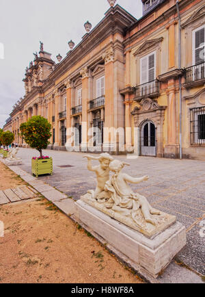 Spanien, Kastilien und Leon, Provinz Segovia, San Ildefonso, Blick auf den königlichen Palast von La Granja de San Ildefonso. Stockfoto