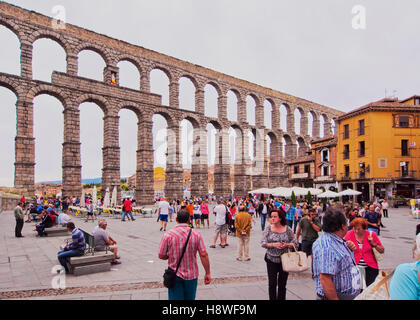 Spanien, Kastilien und Leon, Segovia, Altstadt, Blick auf das römische Aquädukt von Segovia. Stockfoto