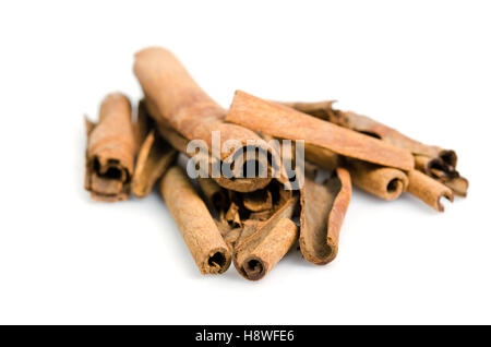 Zimtstangen (auch genannt als Cinnamomum, Cinnamomum Verum, Cassia, Lauraceae Zimt oder Kinnamon in griechischer Sprache) auf Holz Zeitmessung Stockfoto