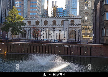 Kirche und Büro Gebäude rund um das Barbican Centre, London, UK Stockfoto