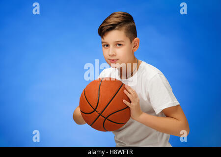 Entzückenden 11-jährige junge Kind mit Basketball ball Stockfoto