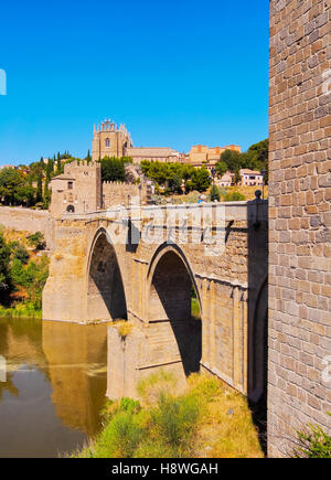 Spanien, Kastilien-La Mancha, Toledo, Blick auf die San Martin-Brücke über den Tejo. Stockfoto