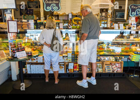 Sausalito, CA, USA, Touristen, Senior Paar, Hinten, Einkauf im örtlichen Supermarkt, Delicatessan, Markt, San Francisco Vorort Stockfoto