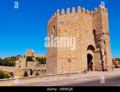 Spanien, Kastilien-La Mancha, Toledo, Blick auf die San Martin-Brücke über den Tejo. Stockfoto