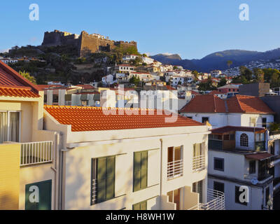 Portugal, Madeira, Funchal, Blick auf die Fortelaza do Pico. Stockfoto