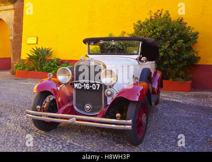 Portugal, Madeira, Funchal, Vintage Chevrolet auf dem Hof der Festung São Tiago. Stockfoto