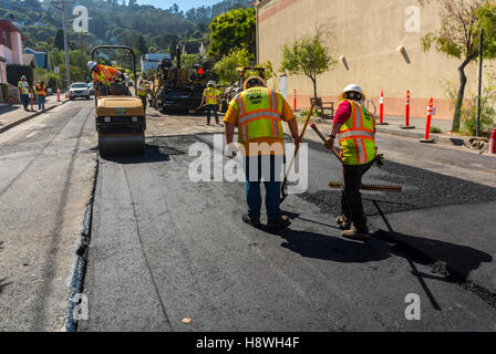 Sausalito, Kalifornien, USA, Gruppe von Straße Bau Arbeiter Pflasterung Street San Francisco Vorort Stockfoto