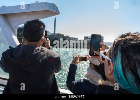 Sausalito, CA, USA, Touristen, Fotos machen, Gruppe von Personen, die mit dem Fährboot von Sausalito, Stadtbild mit Menschen, verlassenes Alcatraz Gefängnis reisen Stockfoto
