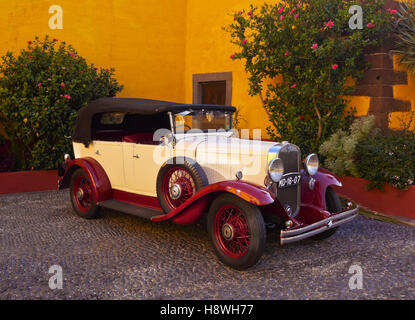 Portugal, Madeira, Funchal, Vintage Chevrolet auf dem Hof der Festung São Tiago. Stockfoto