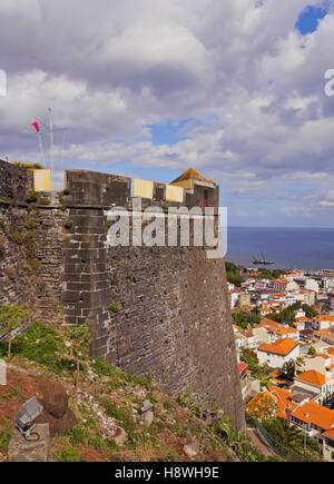 Portugal, Madeira, Funchal, Blick auf die Fortelaza do Pico. Stockfoto