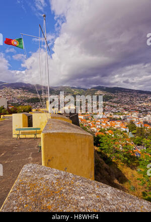 Portugal, Madeira, Funchal, Blick auf die Fortelaza do Pico. Stockfoto