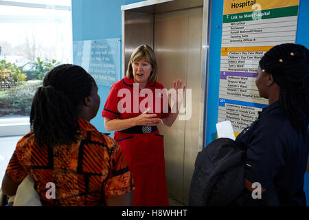 Gesundheitspersonal aus Liberia besuchen John Radcliffe Hospital im Rahmen eines Austauschprogramms laufen von Save the Children Stockfoto