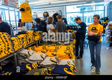 Berkeley, CA, USA, Menschenmenge Shopping in University of California, Offizieller Store; Berkeley, Studenten auf dem Campus, Sportartikel, t-Shirts Stockfoto