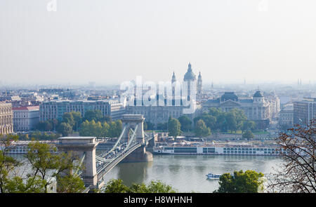 Blick auf die Kettenbrücke und die St.-Stephans Basilika in der Innenstadt von Budapest am Ufer der Donau, Ungarn. Stockfoto