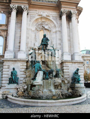 Matthias-Brunnen ist ein monumentaler Brunnen-Gruppe auf dem westlichen Vorplatz der Budaer Burg in Budapest, Ungarn Stockfoto