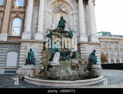 Matthias-Brunnen ist ein monumentaler Brunnen-Gruppe auf dem westlichen Vorplatz der Budaer Burg in Budapest, Ungarn Stockfoto