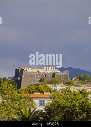 Portugal, Madeira, Funchal, Blick auf die Fortelaza do Pico. Stockfoto