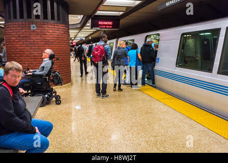 Berkeley, Kalifornien, USA, U-Bahn, Metro, U-Bahn-Station, BART, Leute in den Zug, innen, Bahnsteig Stockfoto