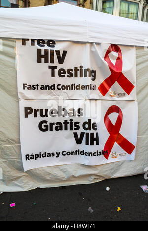 San Francisco, CA, USA, Gay Neighborhood, „Castro Street Fair“-Schilder, kostenlose HIV-Tests, Detailschild, Strut, Street Vendor Zelt, spanische Zeichen usa, Stockfoto