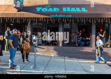 San Francisco, CA, USA, Gay Bar, „The Toad Hall“, Castro Nachbarschaftsviertel, Leute, die vorbeigehen, Straßenszenen, vor dem Vorderfenster Stockfoto