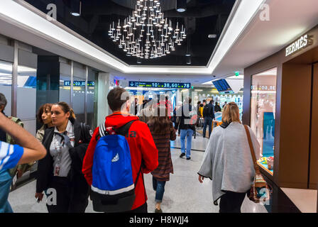 Paris, Frankreich, zahlreiche Passagiere, die im internationalen Flughafen Roissy-Charles de Gaulle zu Fuß mit Gepäck laufen, Luxury Clothing Shops Hall Stockfoto