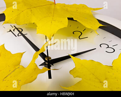 Herbst, Winterzeit. Ziffernblatt mit Viburnum und Blättern. Stockfoto