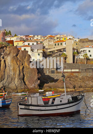 Portugal, Madeira, Blick auf den Fischer-Hafen in Camara de Lobos. Stockfoto