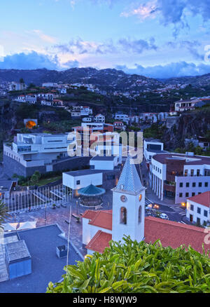 Portugal, Madeira, Twilight Ansicht von Camara de Lobos. Stockfoto