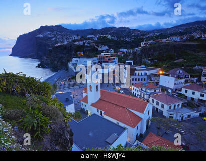 Portugal, Madeira, Twilight Ansicht von Camara de Lobos. Stockfoto