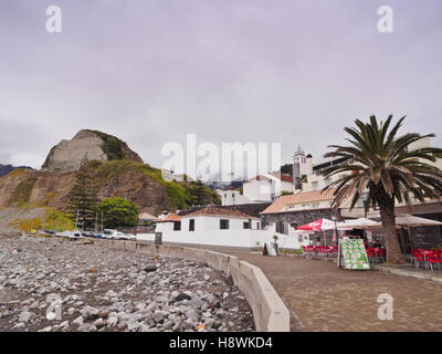 Portugal, Madeira, Blick auf die Küste in Porto da Cruz. Stockfoto